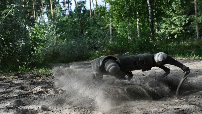 Photo of video | Ucraina și-a prezentat câinii roboți pe care îi va trimite pe linia frontului: „Limitează riscurile pentru soldaţi”